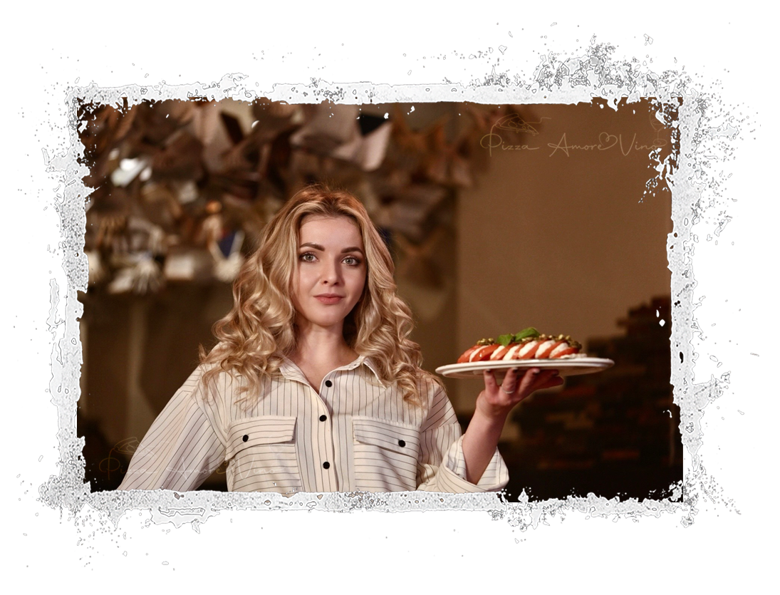 Eine junge Frau die ein Tablett hält von Pizza Amore Vino